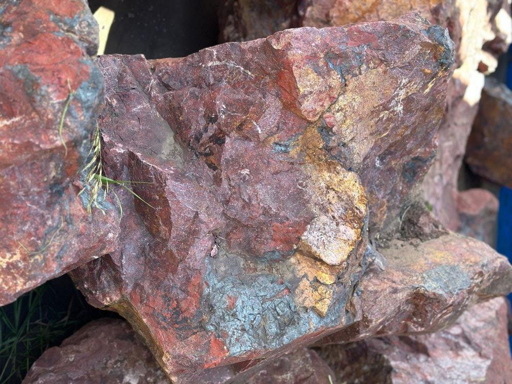 Камни для ландшафтного дизайна красно-фиолетовые 10-60 килограмм купить в Балашихе