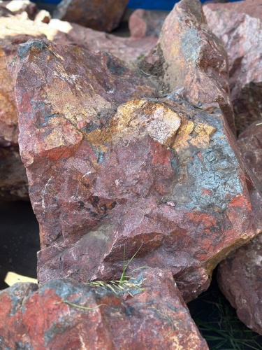 Камни для ландшафтного дизайна красно-фиолетовые 10-60 килограмм купить в Балашихе