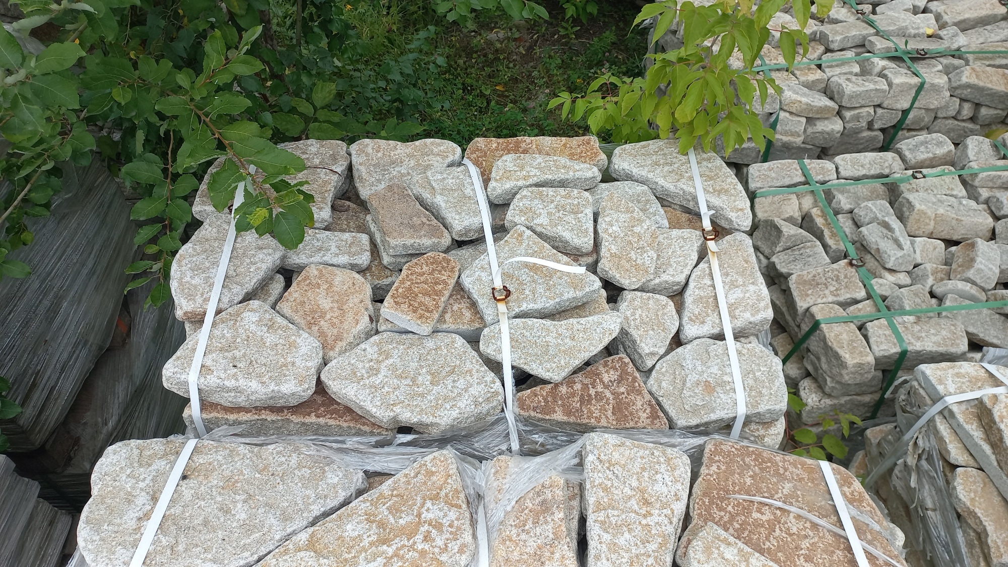 Плитняк галтованный гранитный для ландшафтного дизайна купить в Балашихе