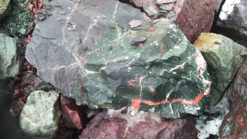 Гигантские зелёные валуны для ландшафтного дизайна весом более 5 тонн купить в Балашихе