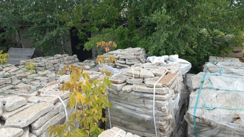 Плитняк галтованный гранитный для ландшафтного дизайна купить в Балашихе