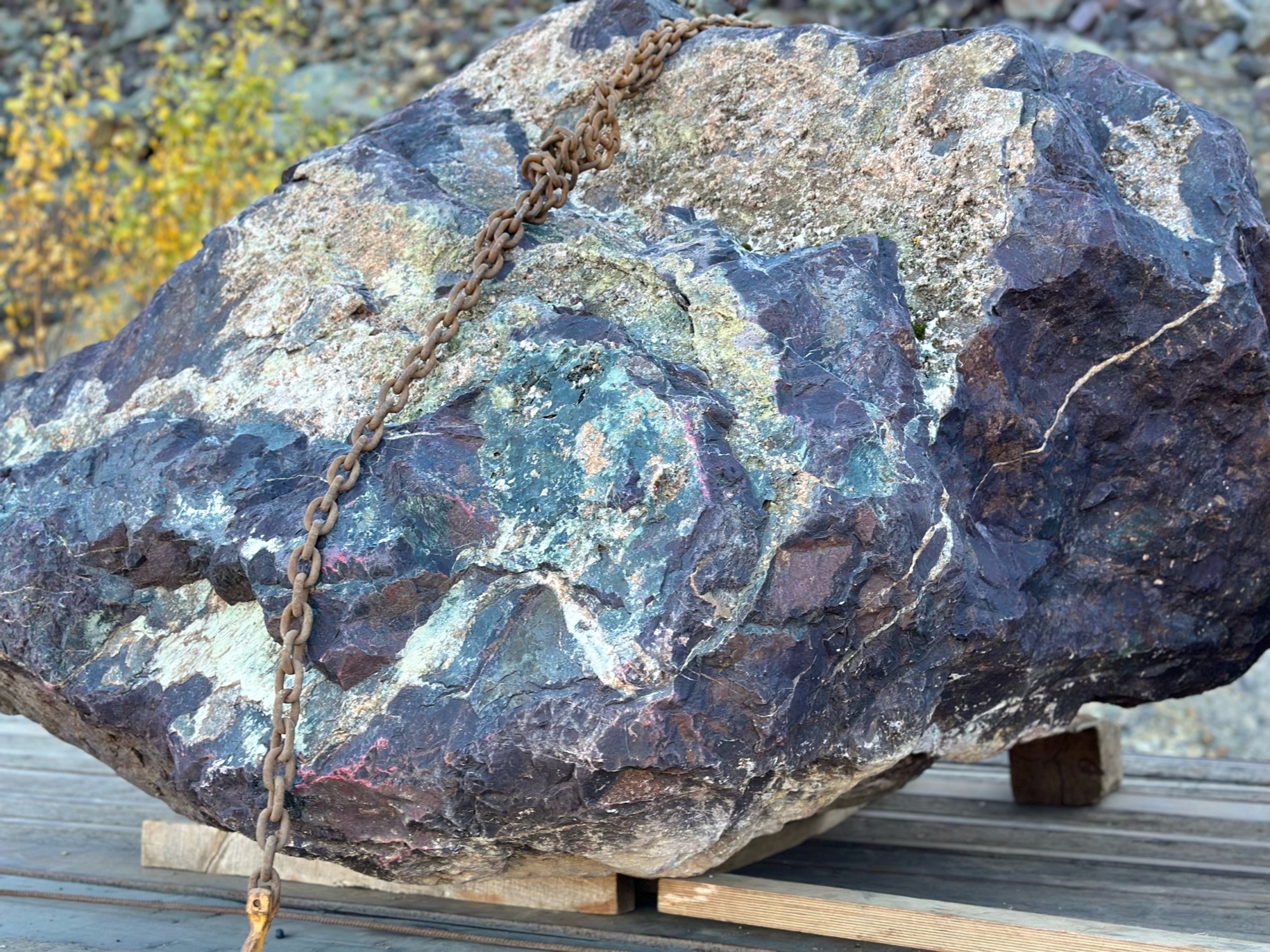 Огромные красно-фиолетовые валуны для ландшафтного дизайна весом более 5 тонн купить в Балашихе