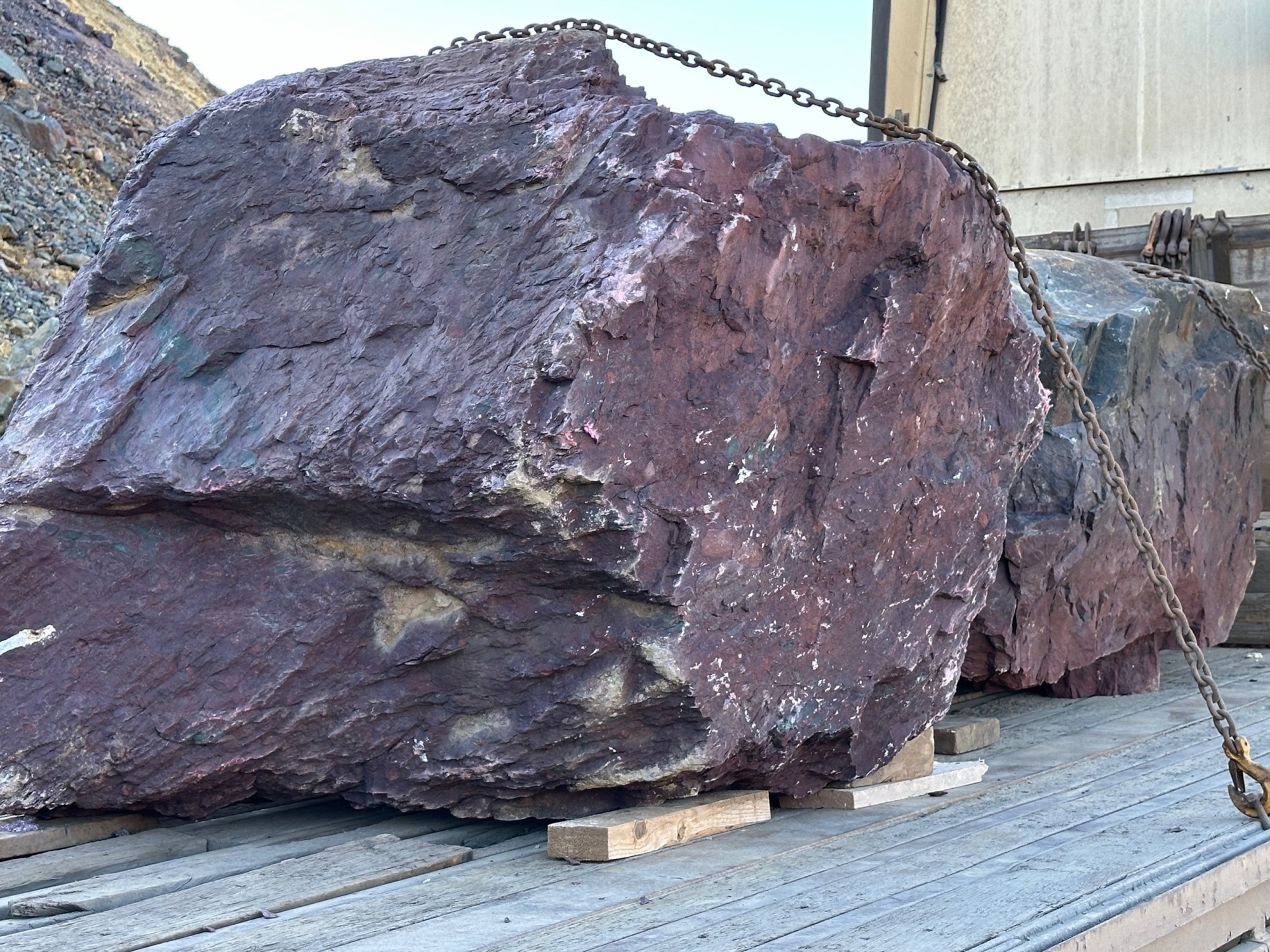 Огромные красно-фиолетовые валуны для ландшафтного дизайна весом более 5 тонн купить в Балашихе