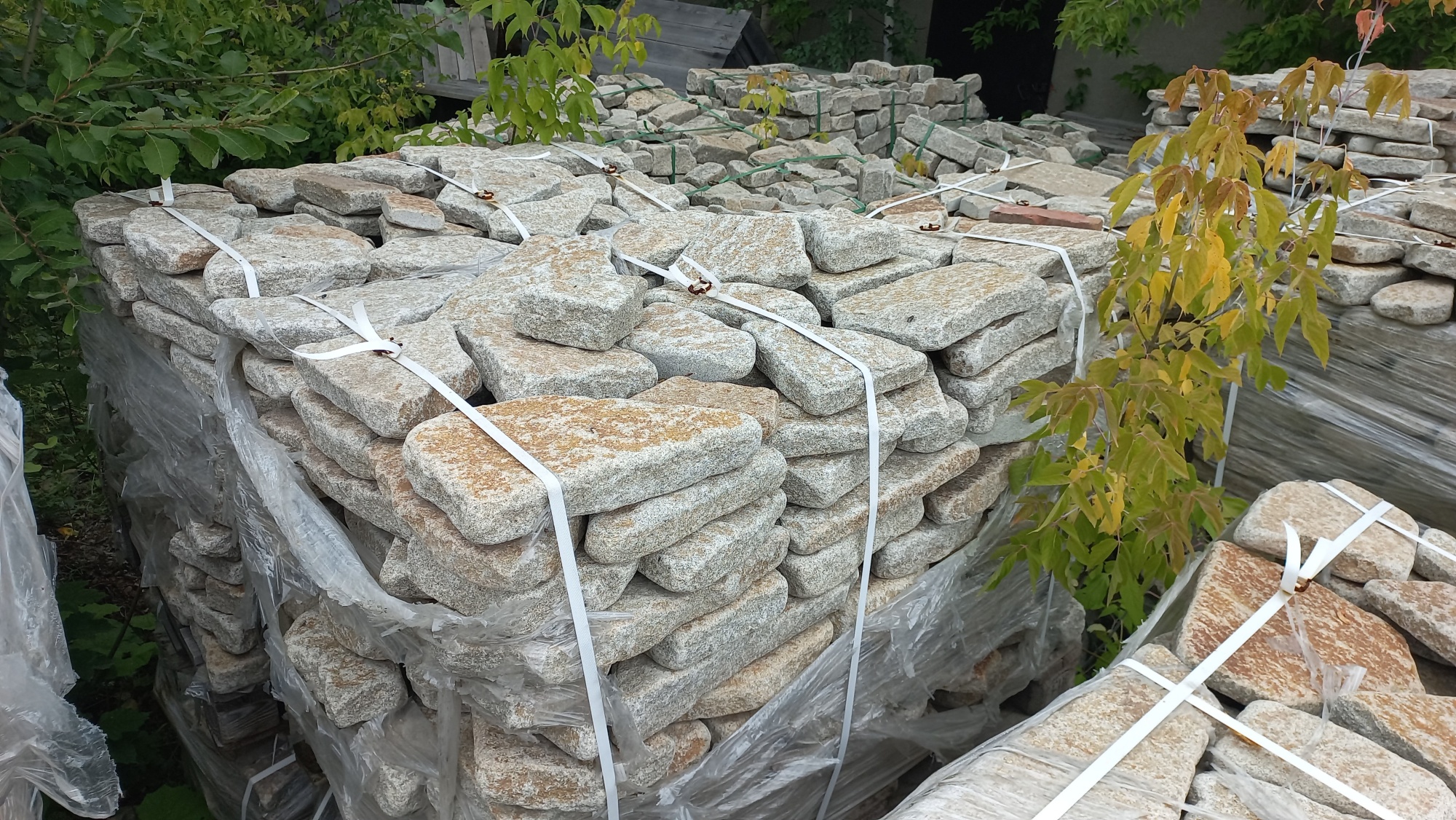 Плитняк галтованный гранитный для ландшафтного дизайна купить в Балашихе