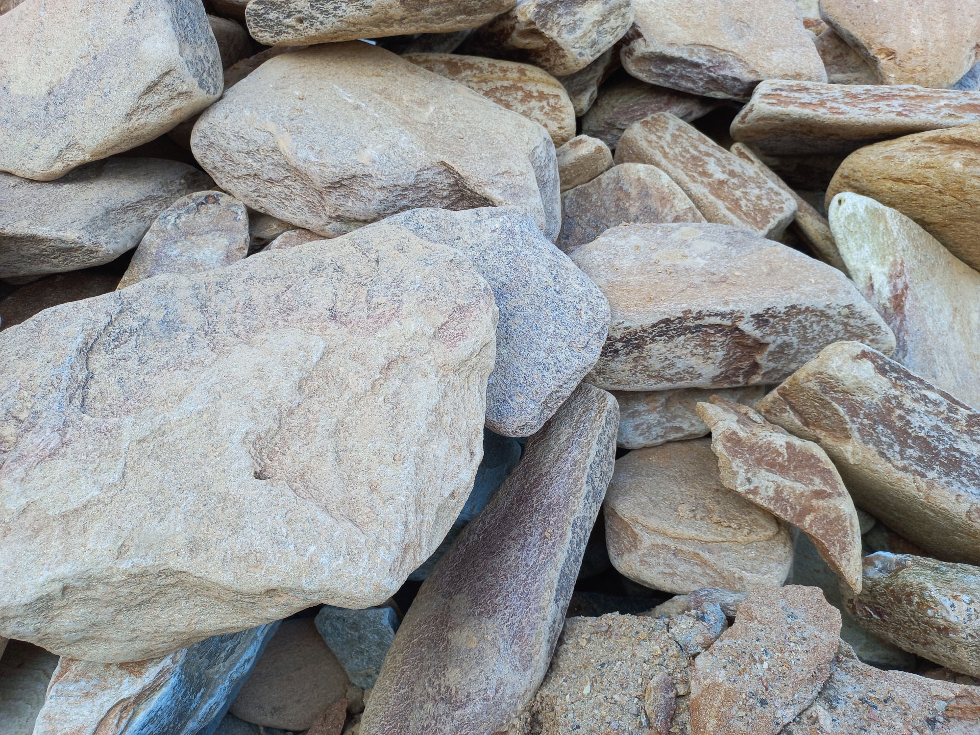 Златолит жёлтый, жёлто-зелёный глыбки и валуны для ланшафтного дизайна купить в Балашихе