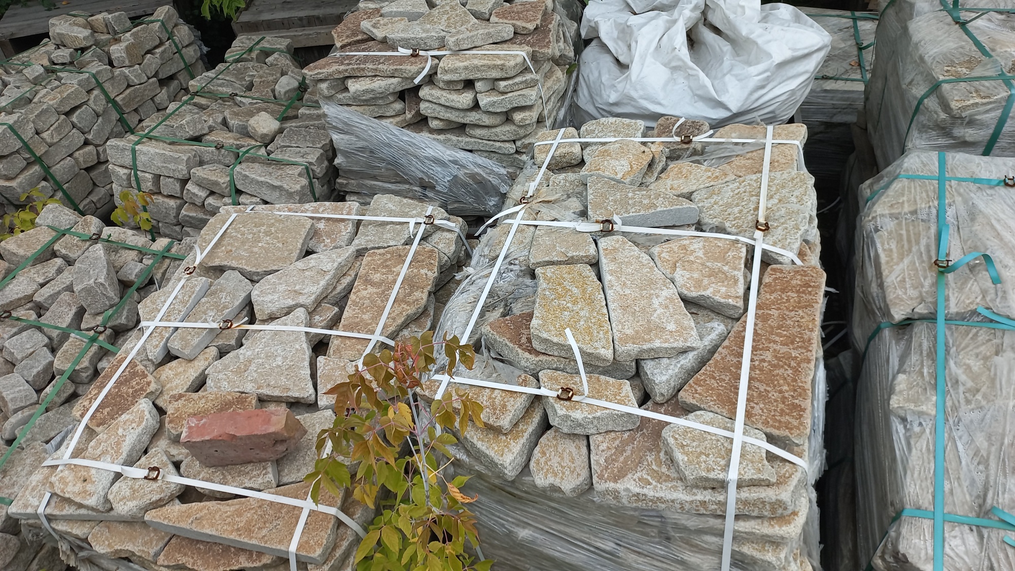 Плитняк гранитный галтованный купить в Балашихе