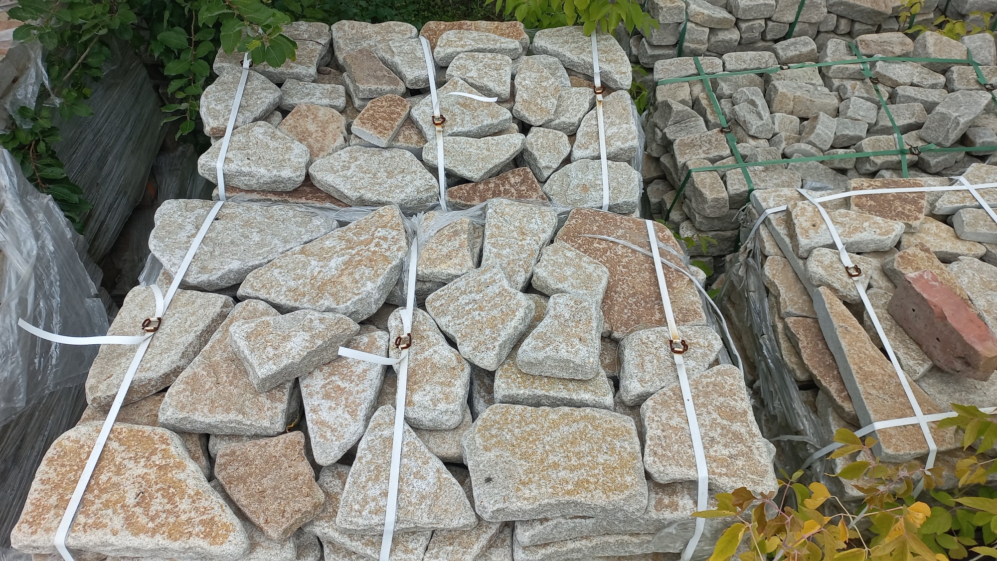 Гранитный плитняк галтованный для мощения купить в Балашихе