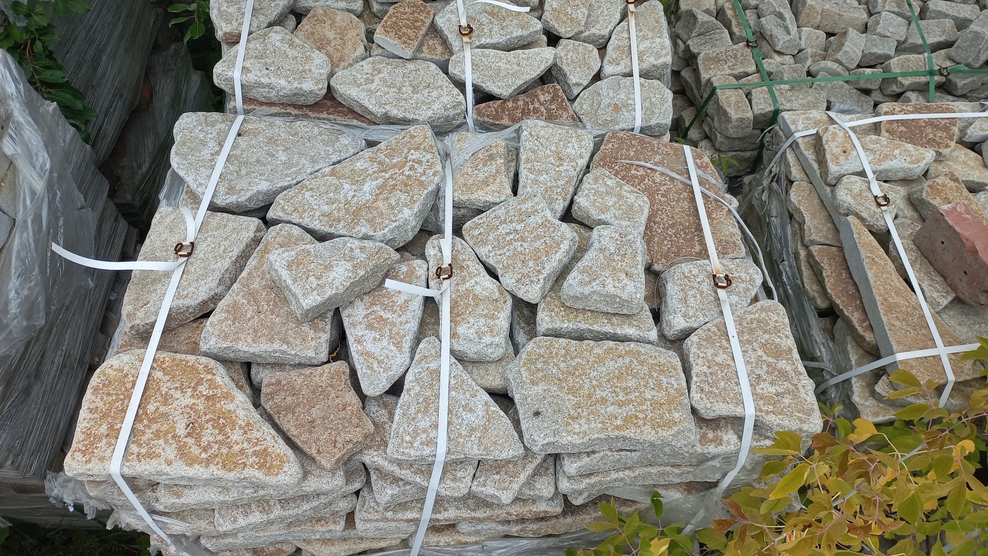 Плитняк галтованный гранитный для ландшафтного дизайна купить в Балашихе