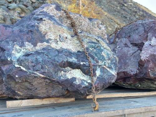 Огромные красно-фиолетовые валуны для ландшафтного дизайна весом более 5 тонн купить в Балашихе