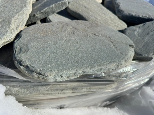 Плитняк златолит зелёный галтованный для мощения на бетон купить в Балашихе